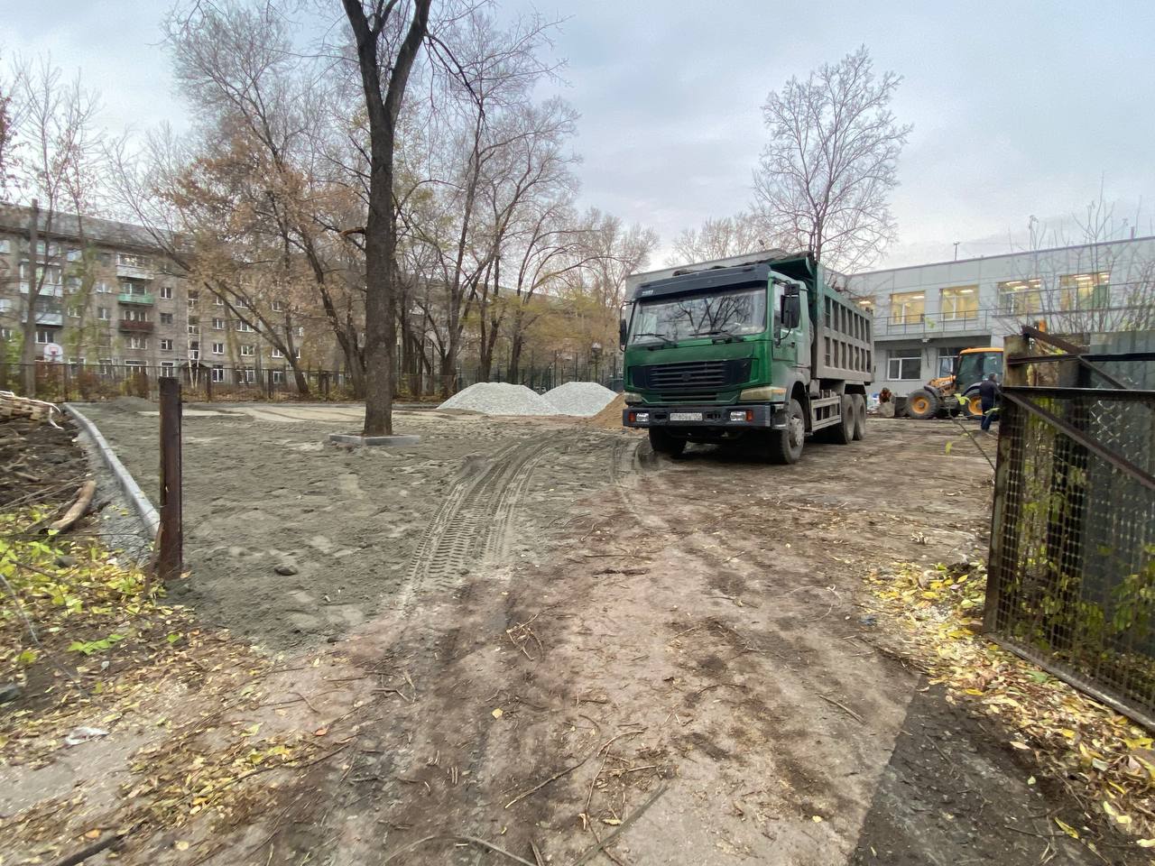 Пример Асфальтирование придомовой территории и парковки объемом 1.200 м2  в Новосибирске 