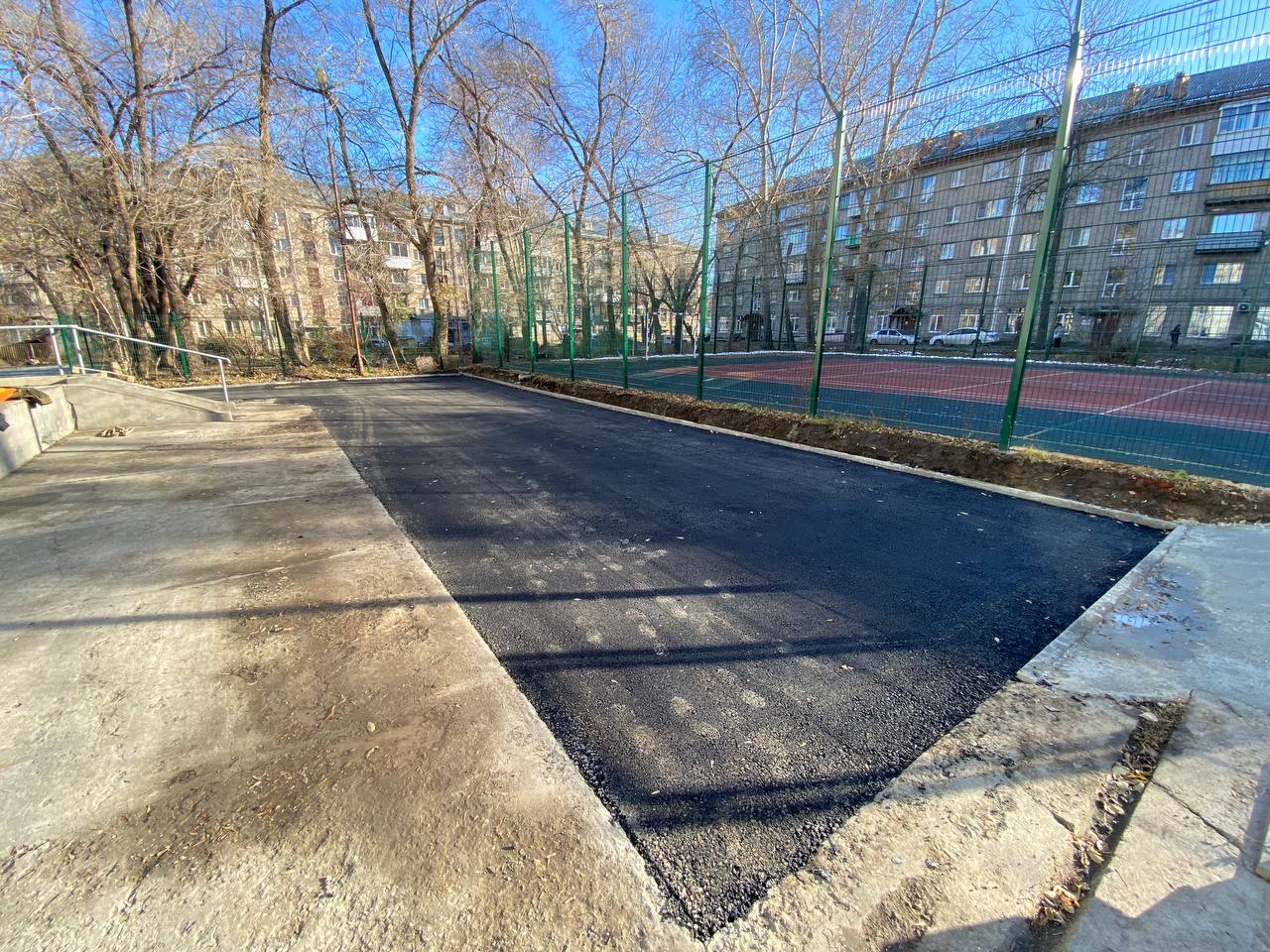 Пример Асфальтирование придомовой территории и парковки объемом 1.200 м2  в Новосибирске 